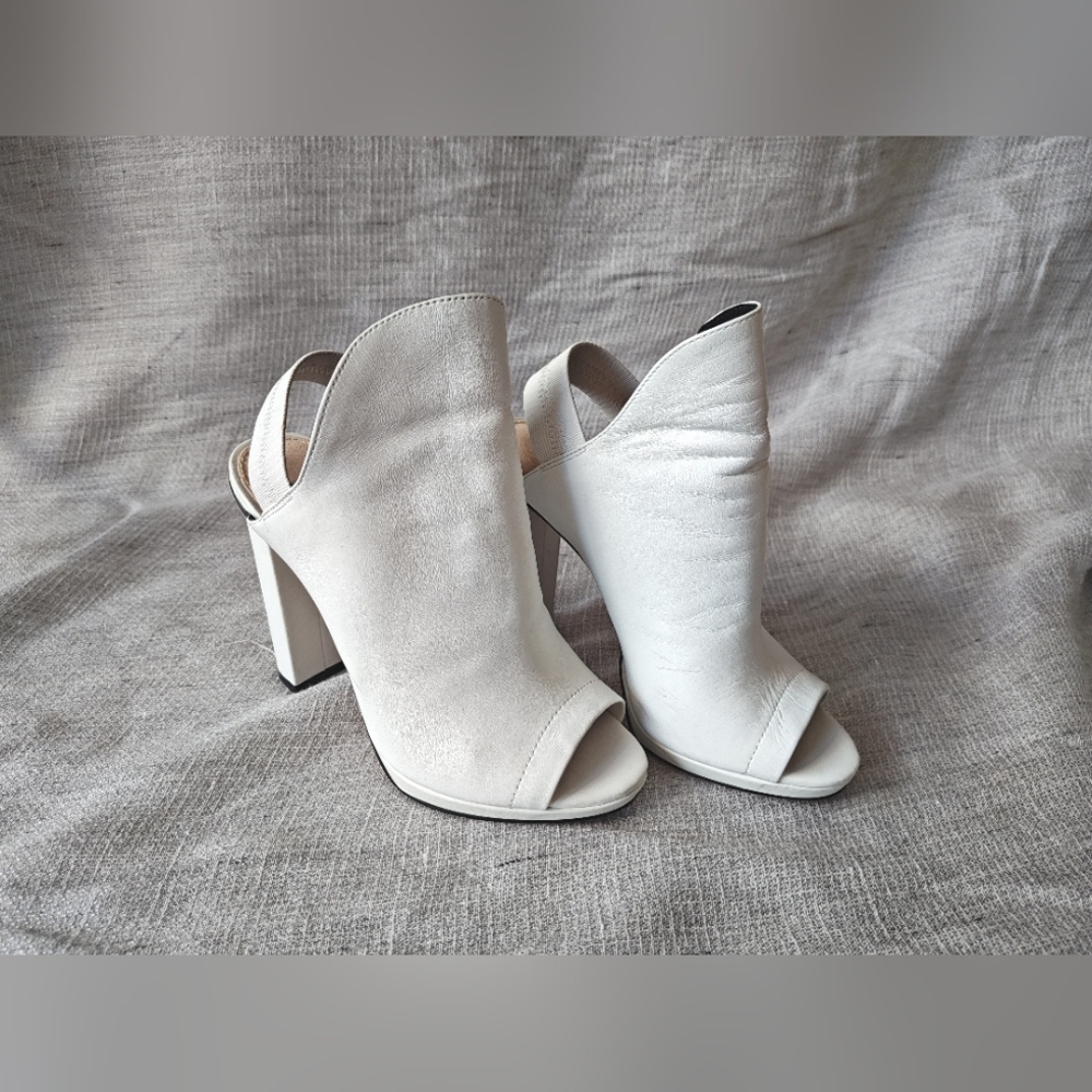 Wittner White High Heels. Size 7
